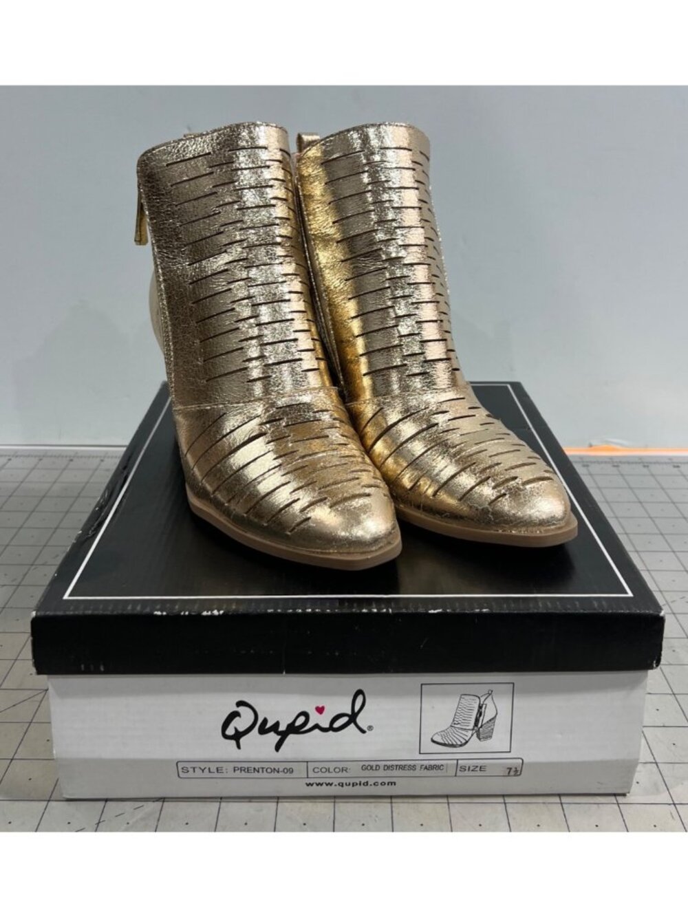 Qupid Prenton-09 Gold Distressed Women's Ankle Boots Sz. 7.5 Low Heel